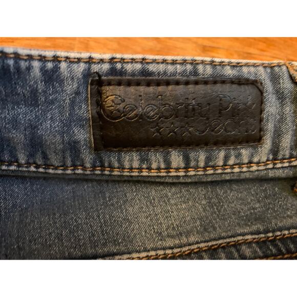Celebrity Pink Denim Jean Shorts Juniors Sz 9 Embellished Pockets Cuffed LowRise - Picture 6 of 12
